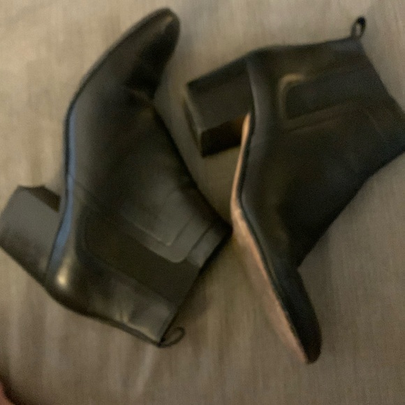 Vince Vero Cuoio Beautiful black leather,  leather bottom ankle  bootie size 9m - Picture 3 of 4
